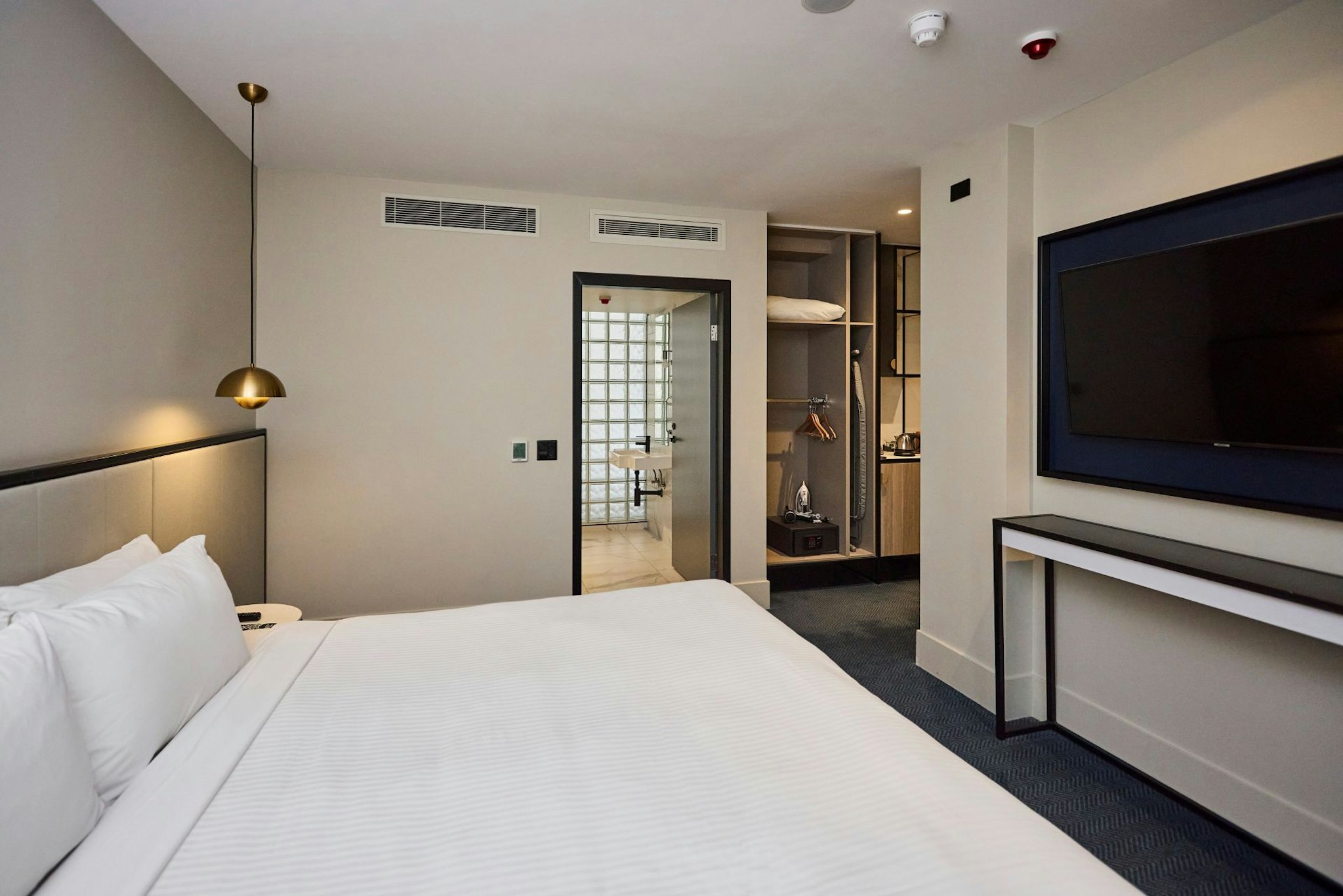 ROOM, KING BED, ACCESSIBLE