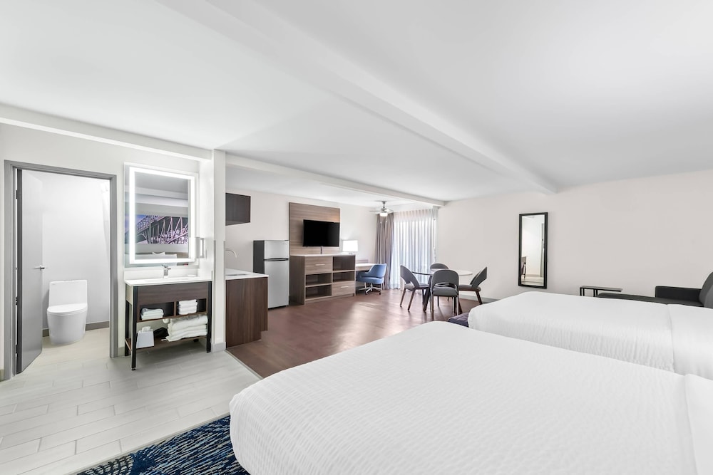 EFFICIENCY, 2 QUEEN BEDS
