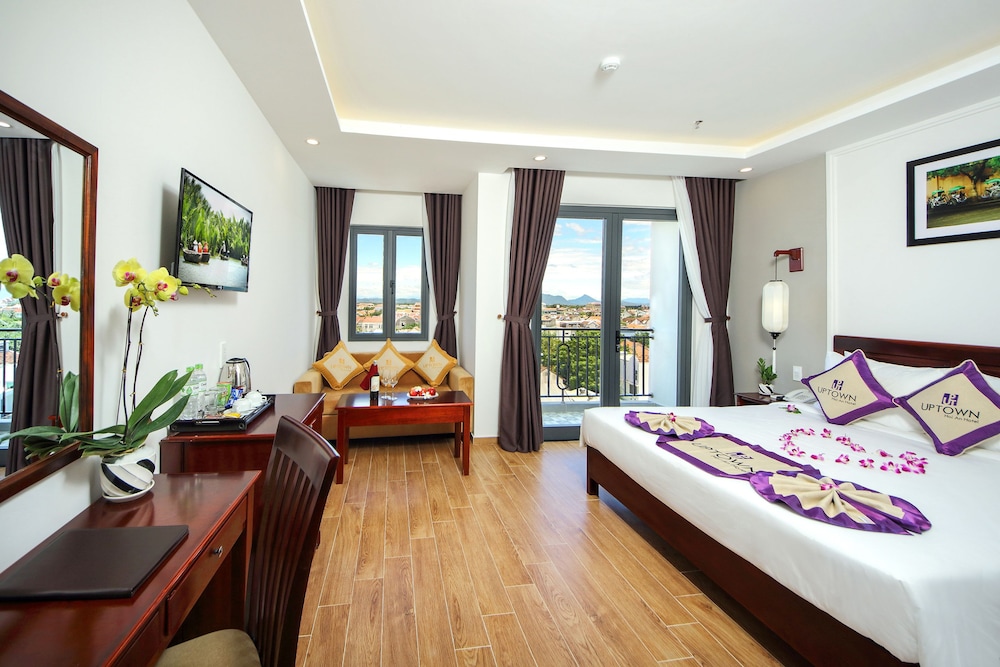 JUNIOR SUITE, DOUBLE BED, CITY VIEW, BALCONY