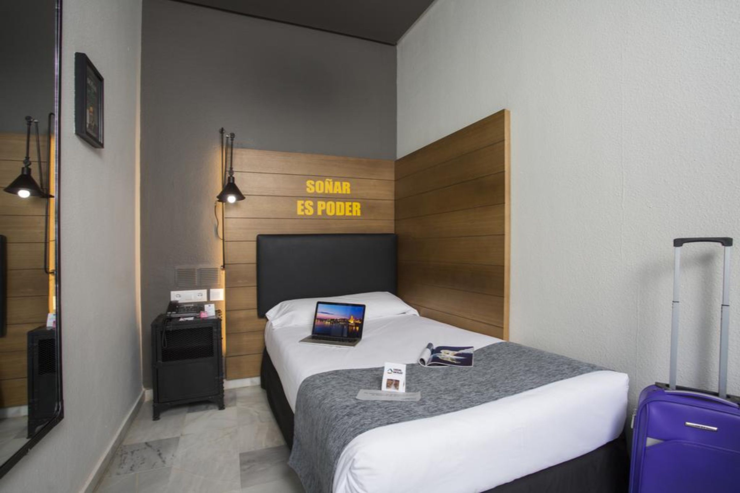 ROOM, SINGLE