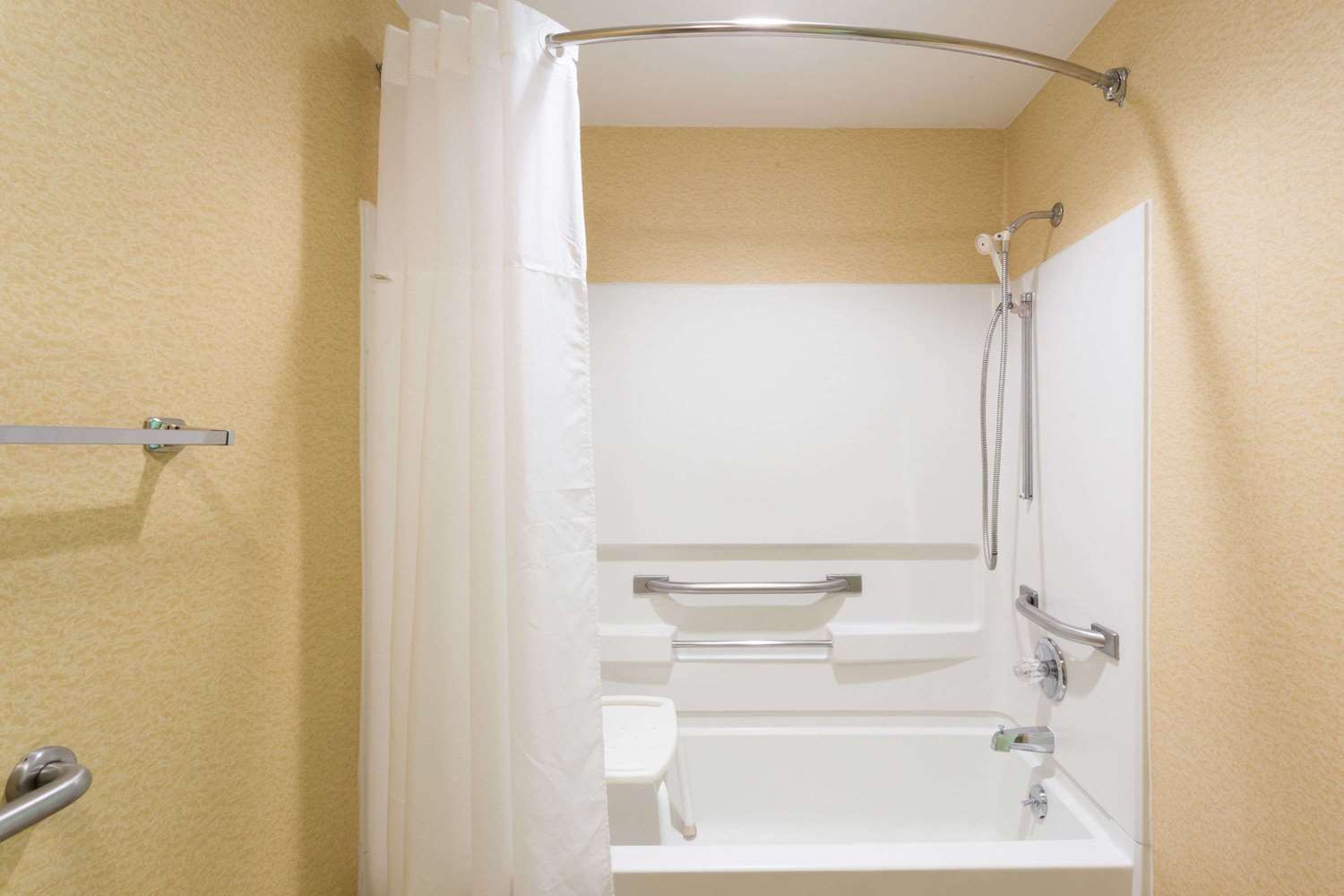 Ramada By Wyndham Bettendorf 17/17