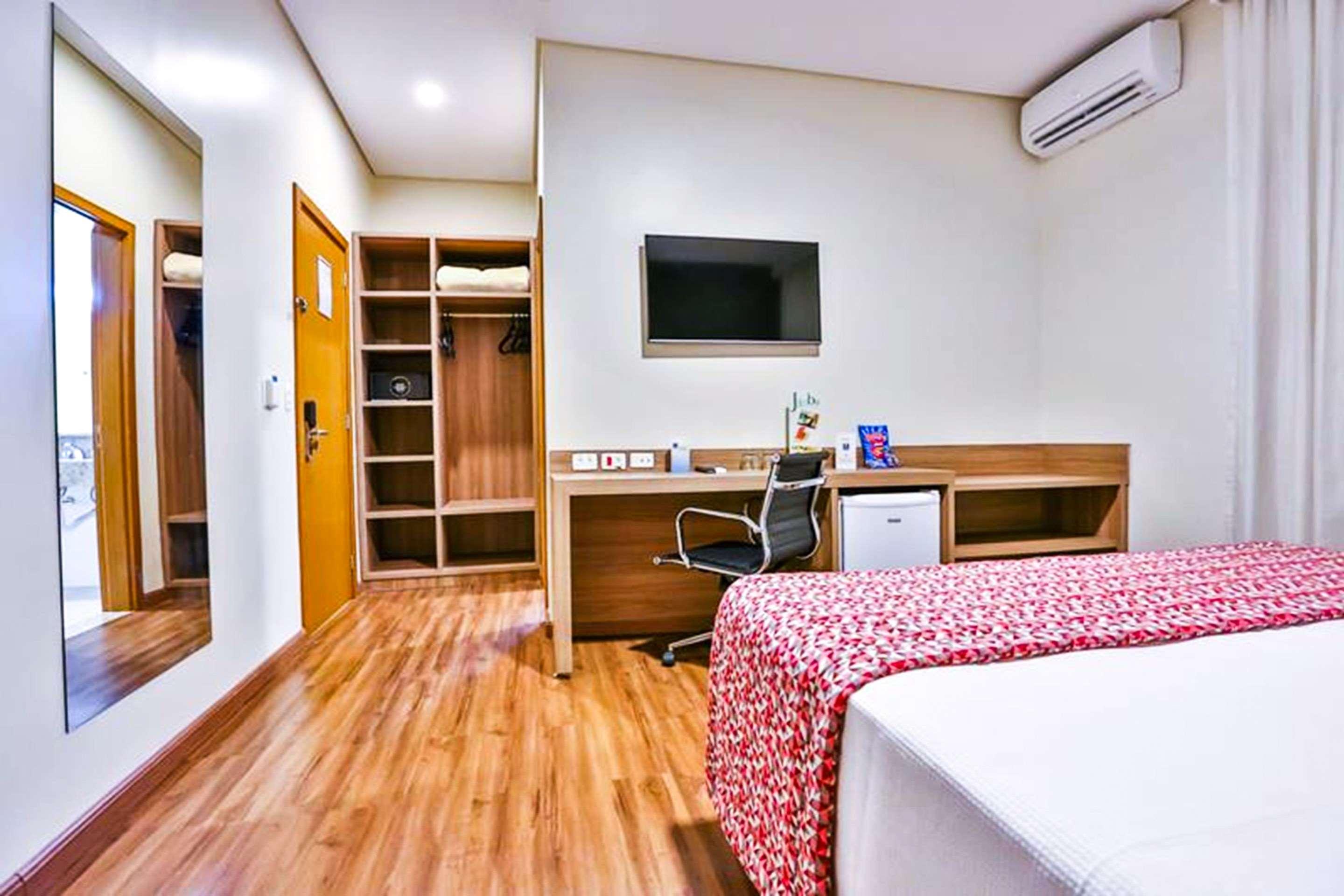 Upgrade, Queen Bed