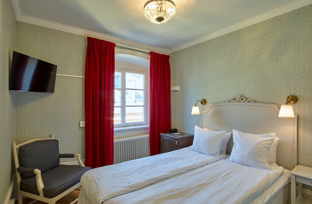 ECONOMY, QUEEN BED