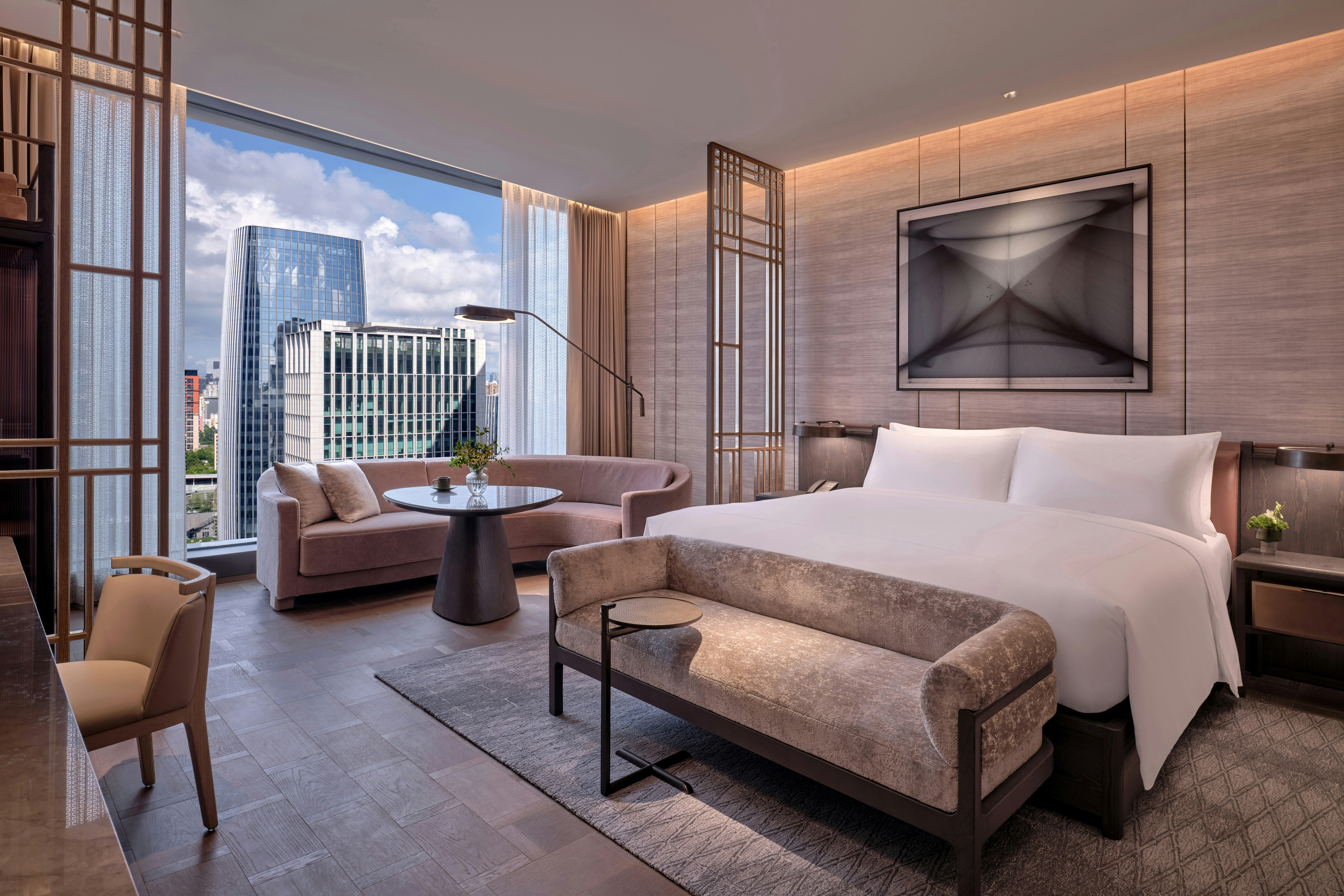EXECUTIVE, KING BED