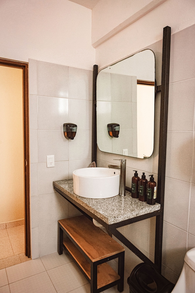 Nomads Hotel Hostel And Bar 52/55