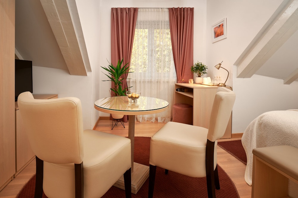 LANTERNA ROOMS 23/50