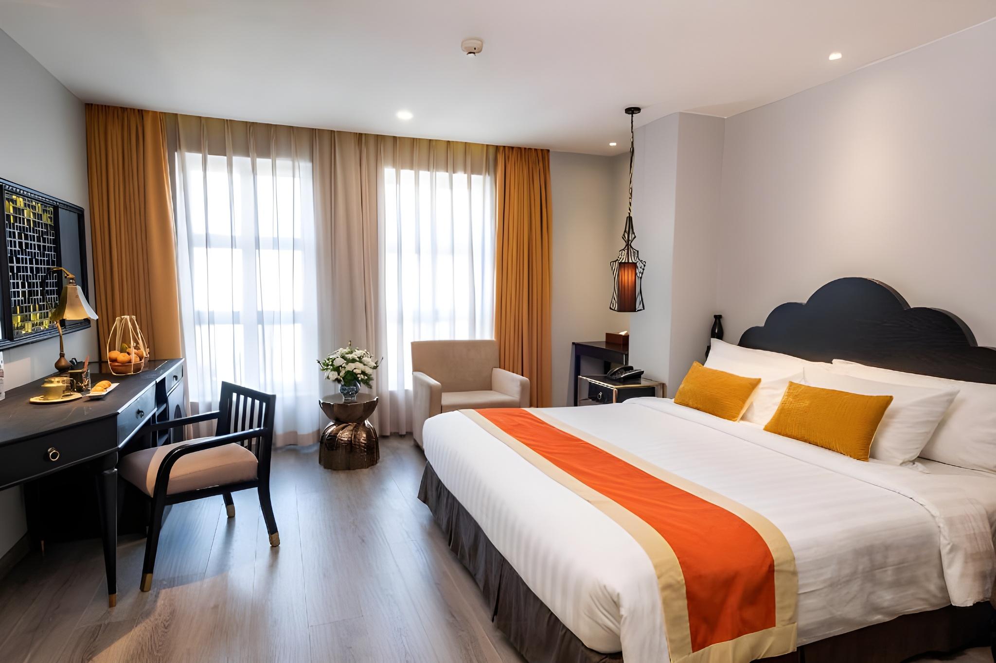 Room, Queen Bed, No Window