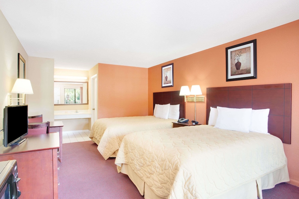Super 8 By Wyndham Defuniak Springs 13/18