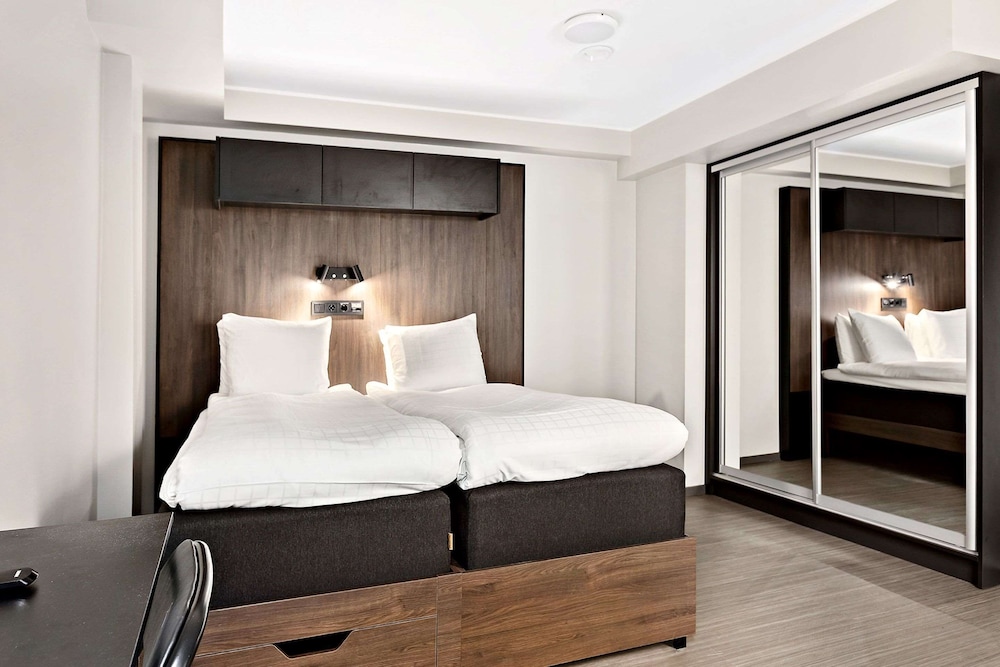 Standard, Twin Beds, No Window