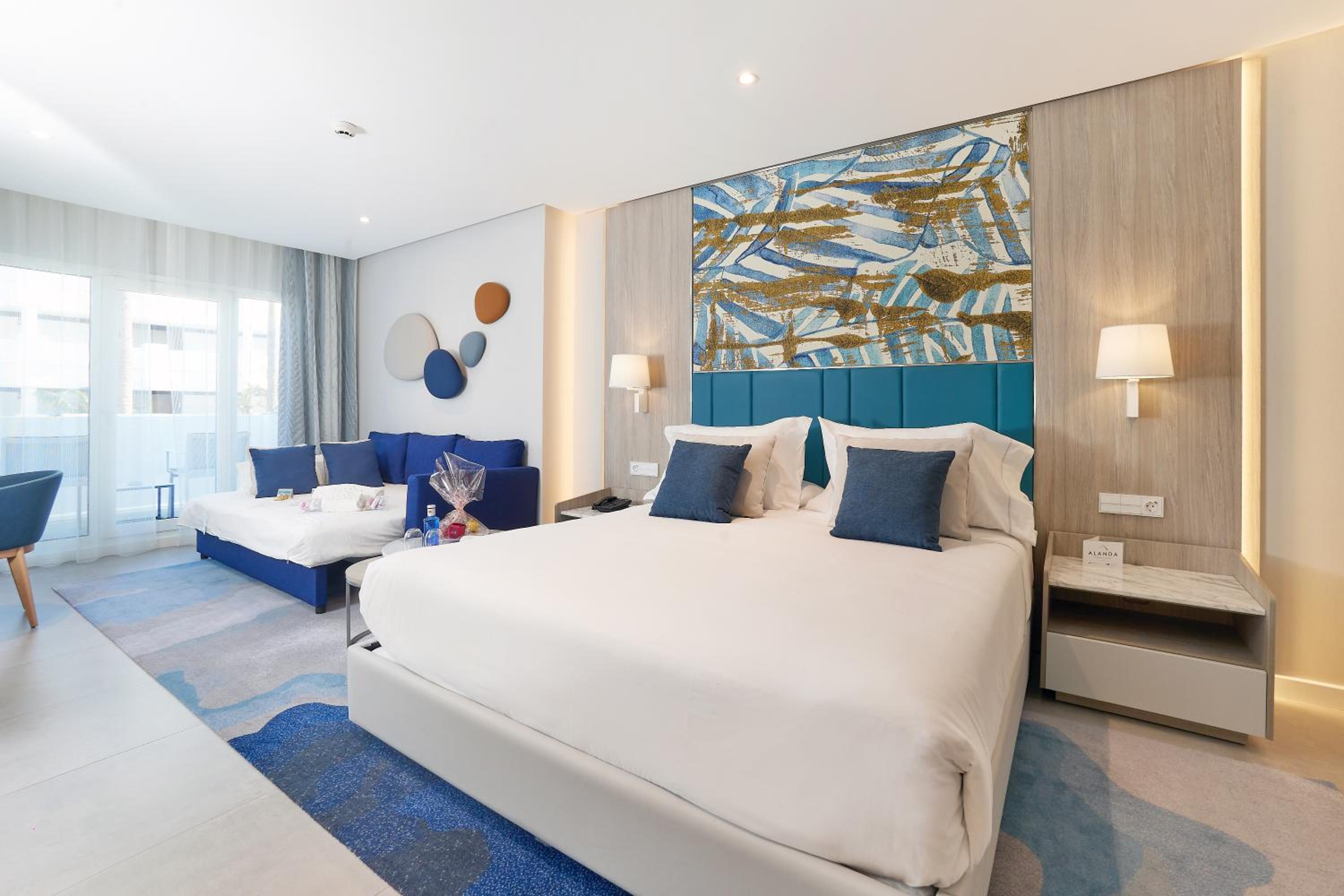 غرفة بريميوم ديلوكس بسرير مزدوج وسرير فردي بإطلالة على المسبح، Alanda Hotel Marbella 2/2