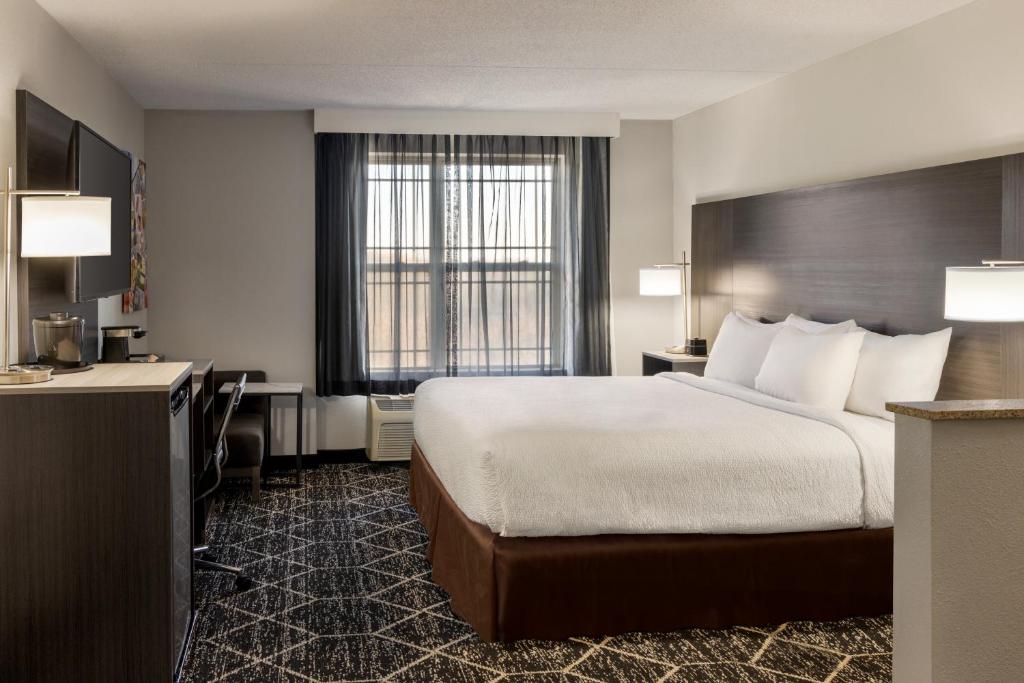 ROOM, KING BED