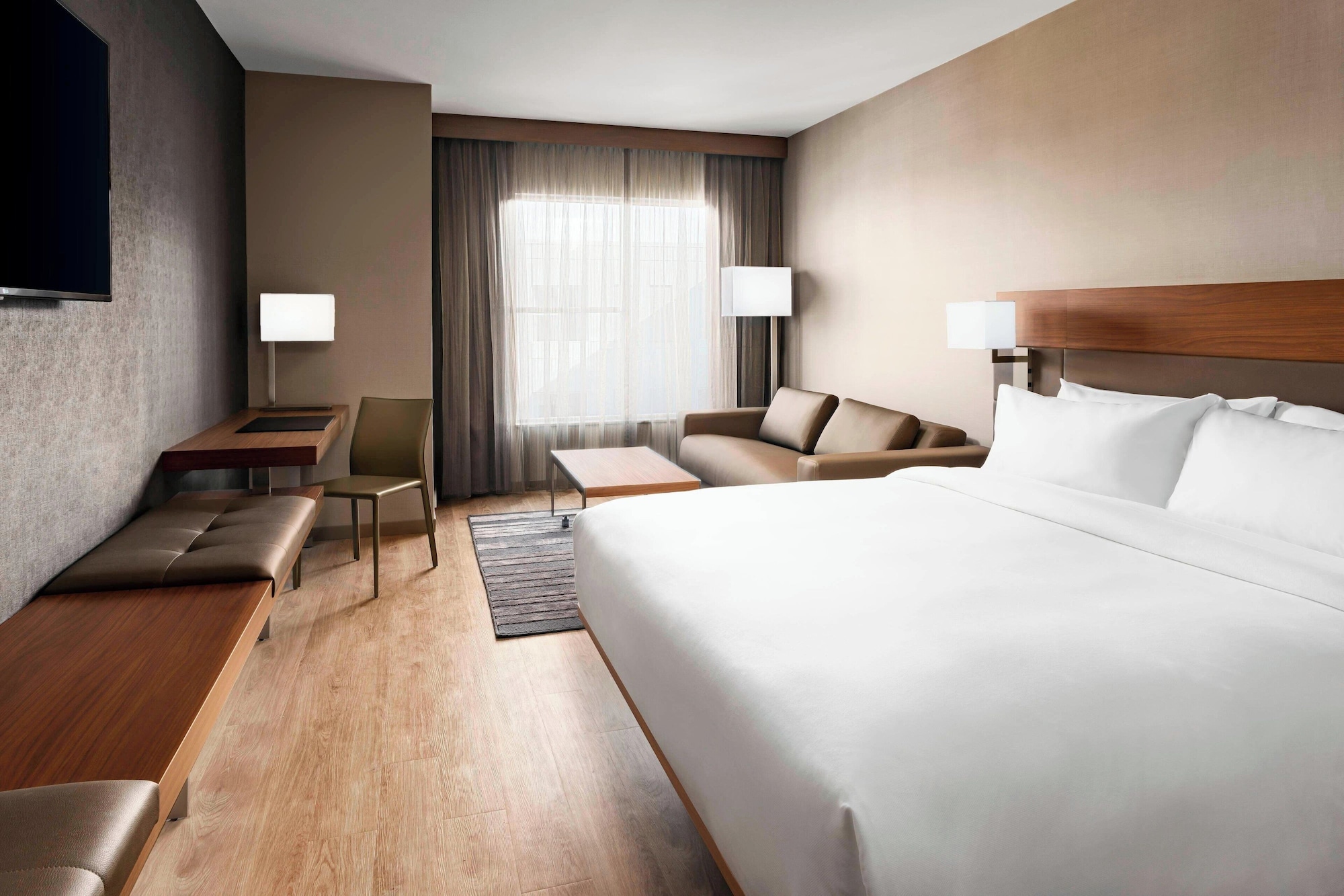 غرفة بسرير كينج مع أريكة في طابق مرتفع