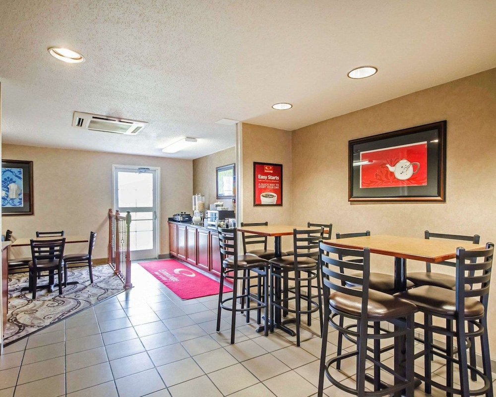 Econo Lodge Inn & Suites Evansville East 31/40
