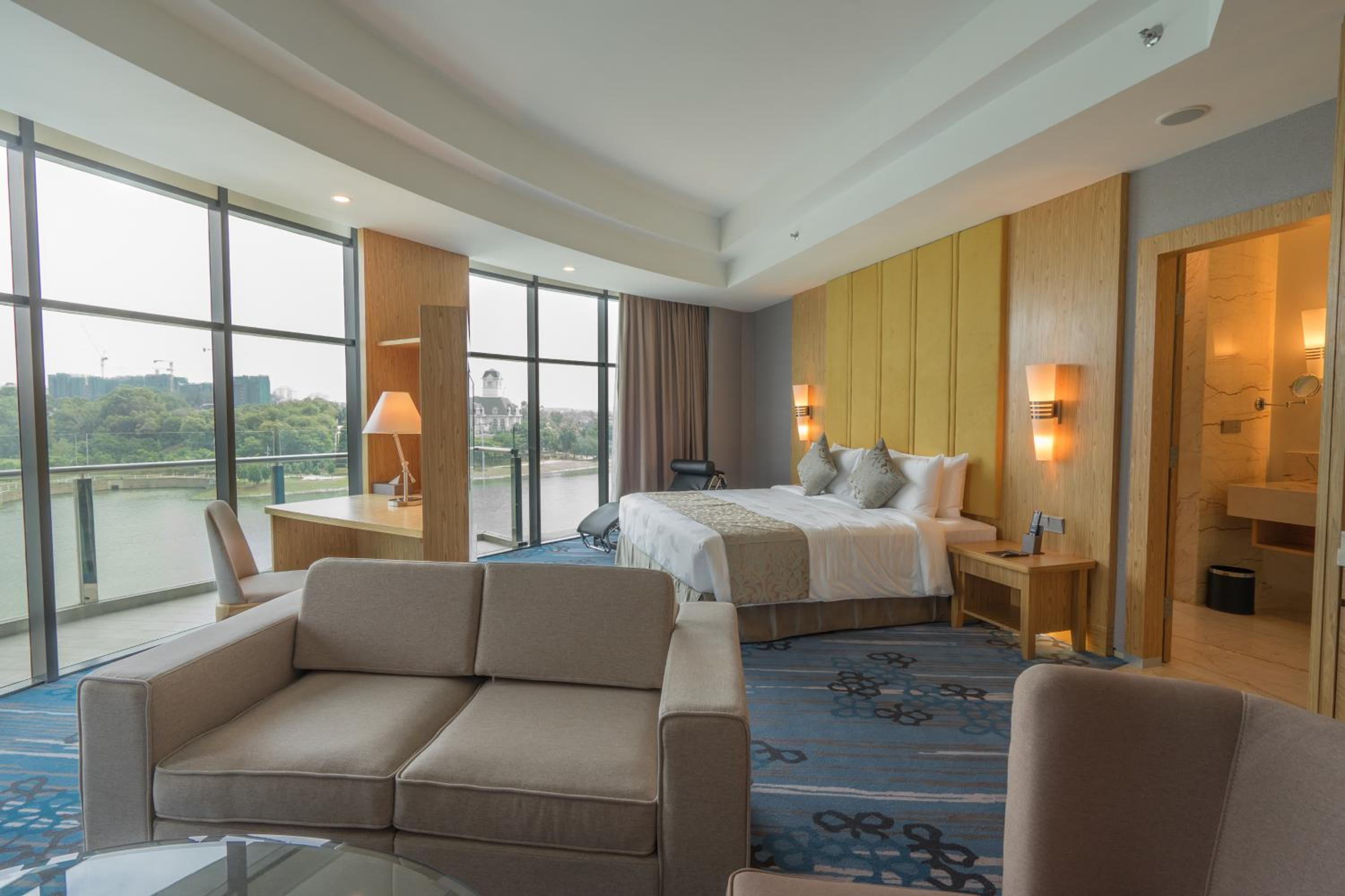 Executive, Suite