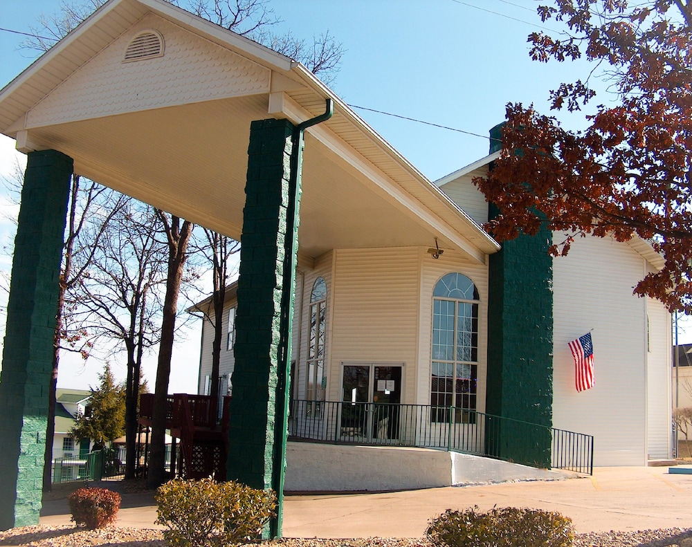 Branson Surrey Inn 2/65