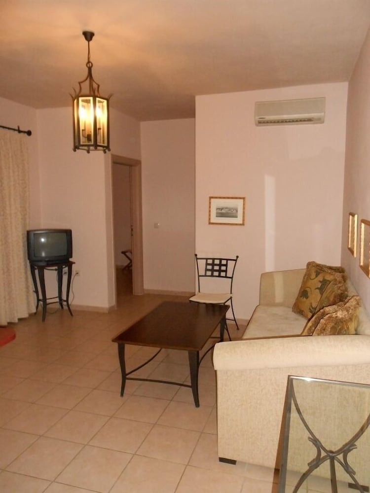 Lambrinos Suites 29/51