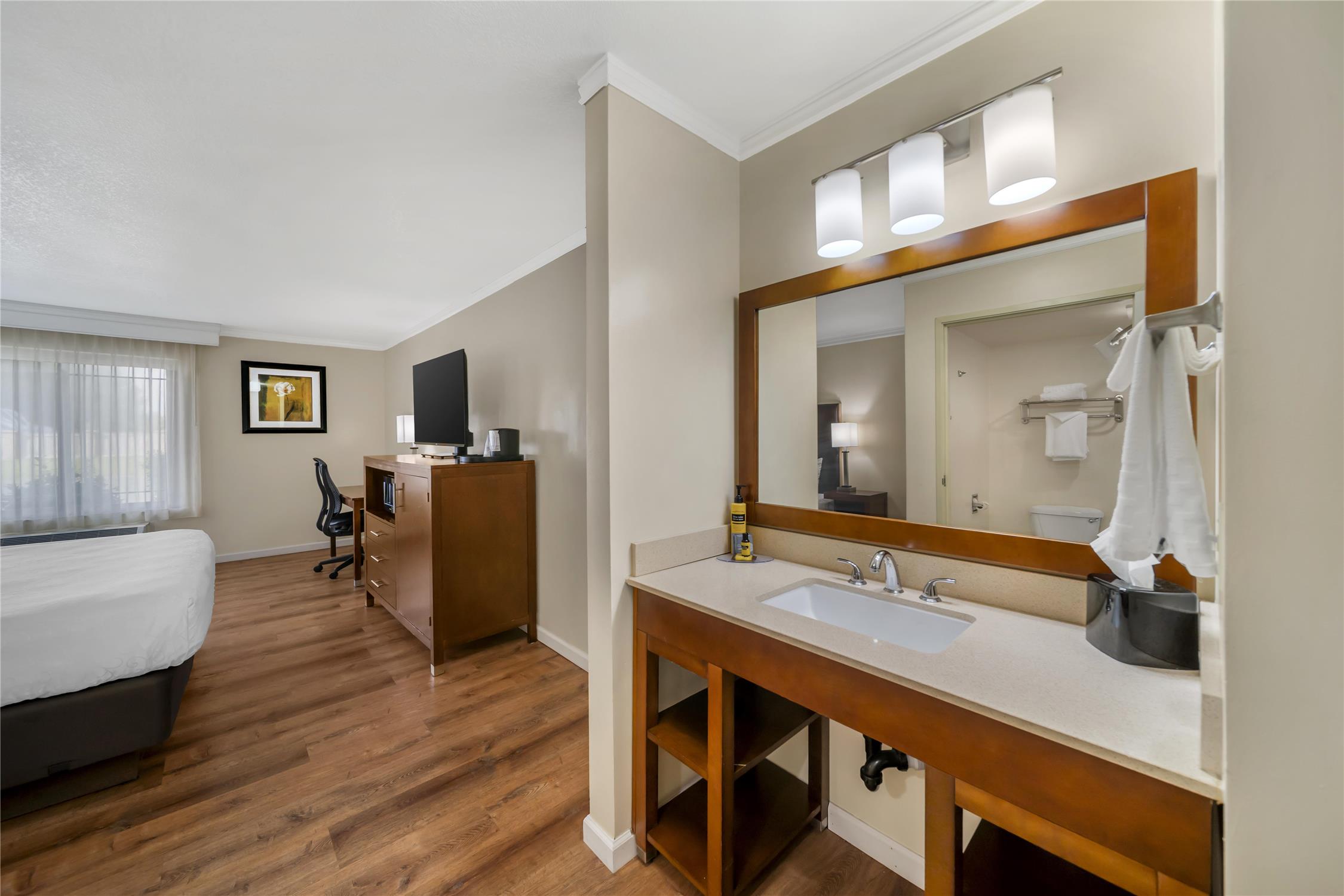 غرفة مفردة بسرير كينج بجاكوزي، Best Western Plus Northwoods Inn 6/6