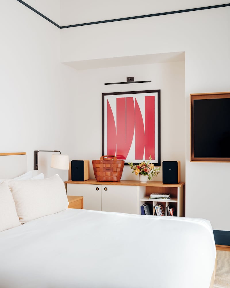 ROOM, KING BED