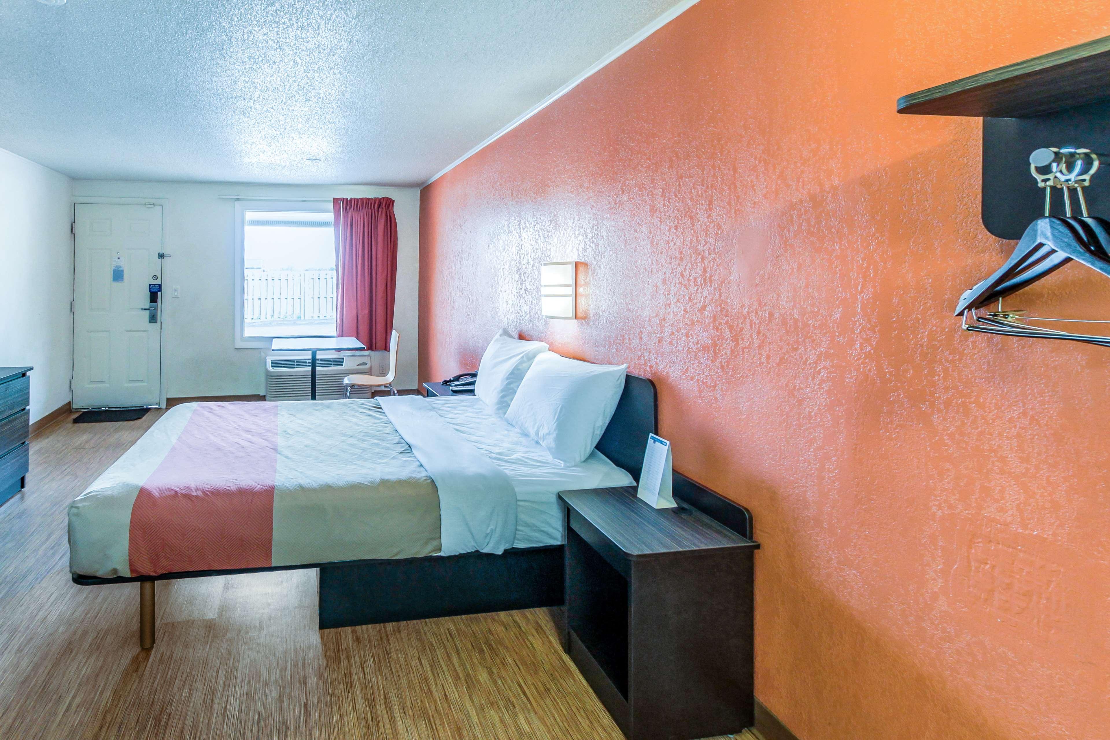 Motel6 Kalamazoo, MI 21/39
