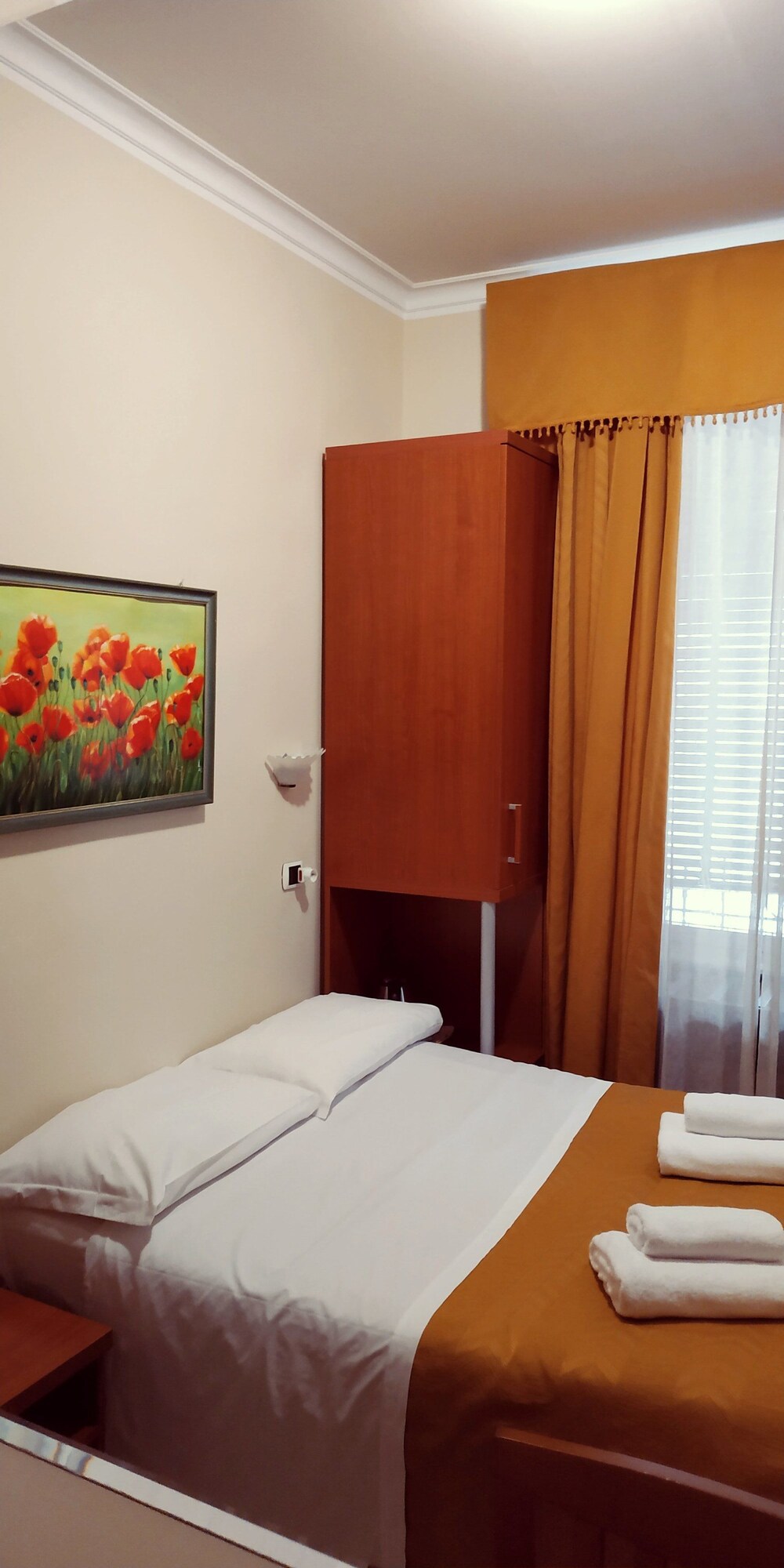ROOM, DOUBLE BED