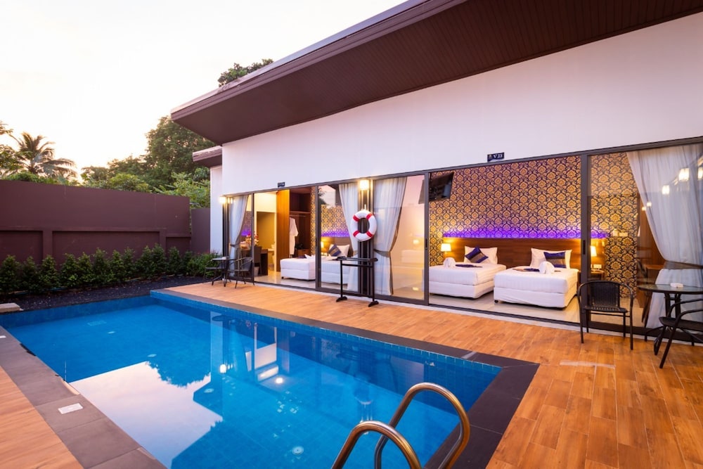 The Thames Pool Access Resort 45/50
