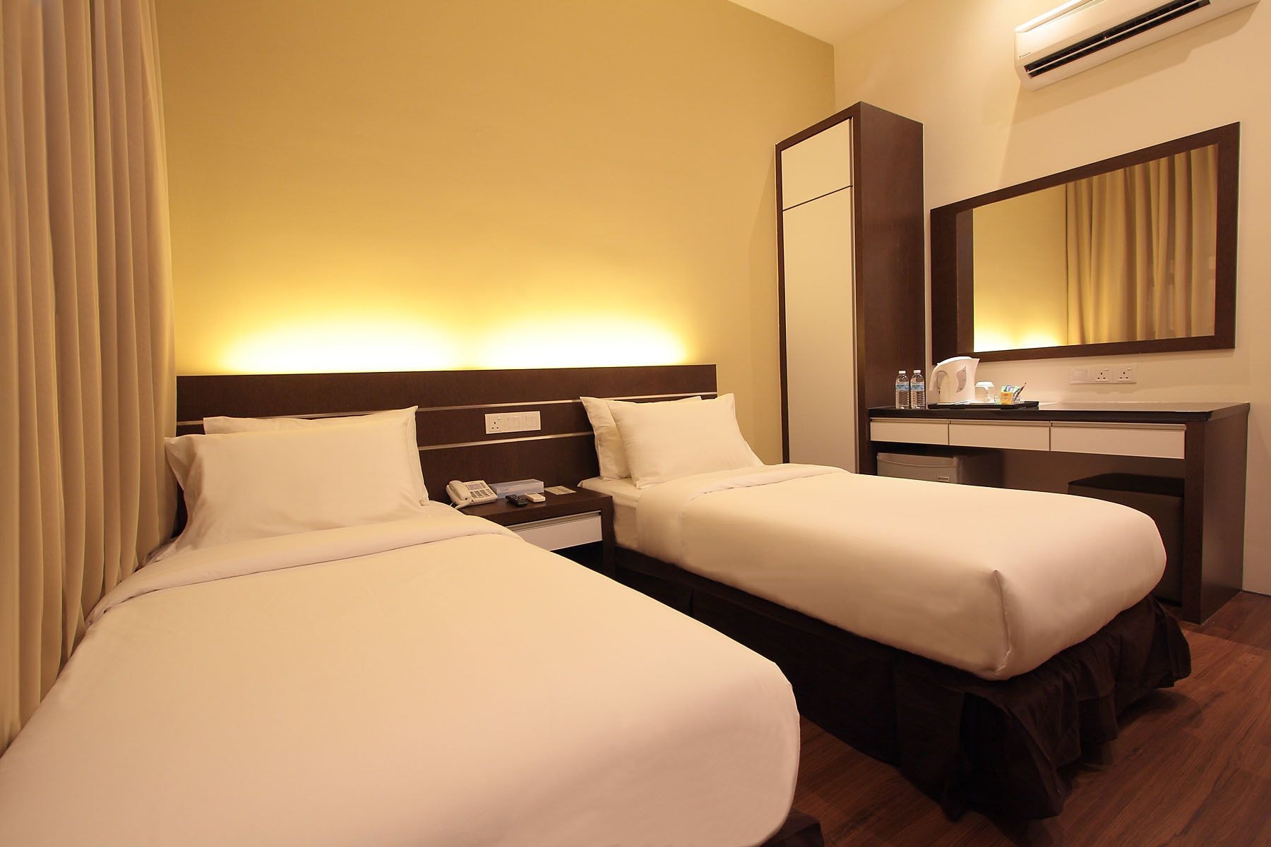 DELUXE, TWIN BEDS