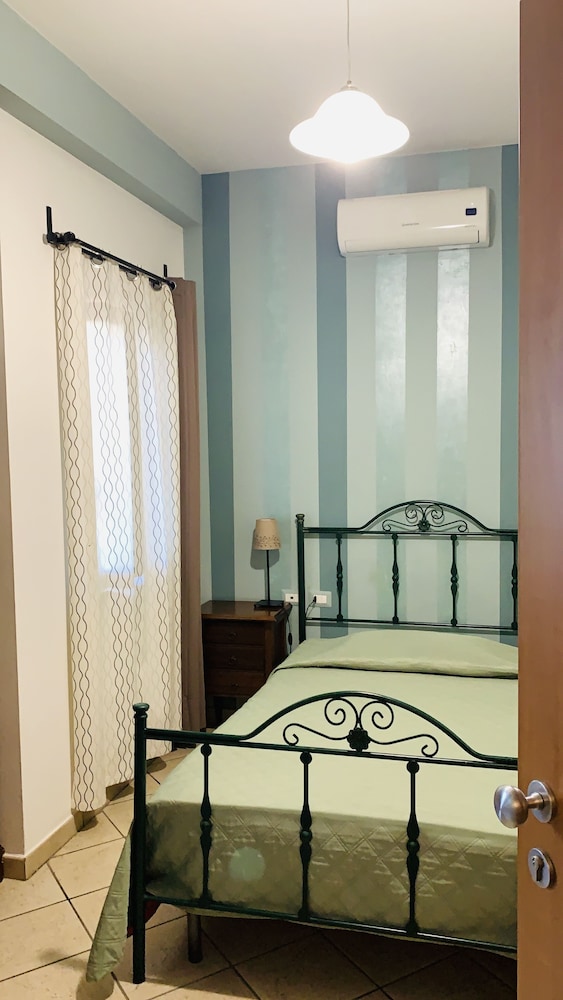 ROOM, SINGLE