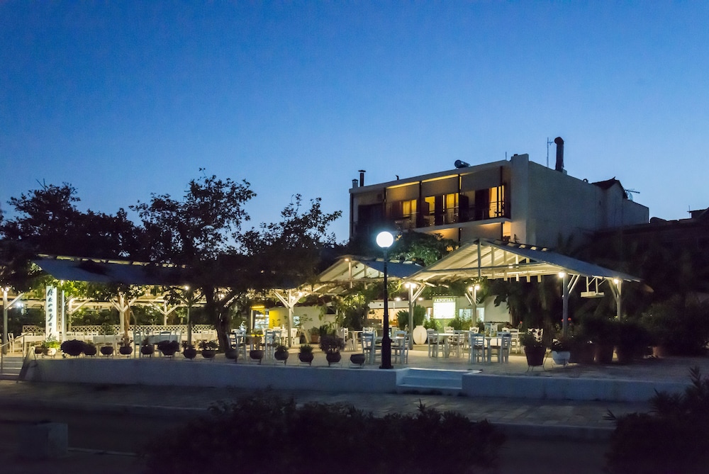 Akrogiali Hotel in MESSINI