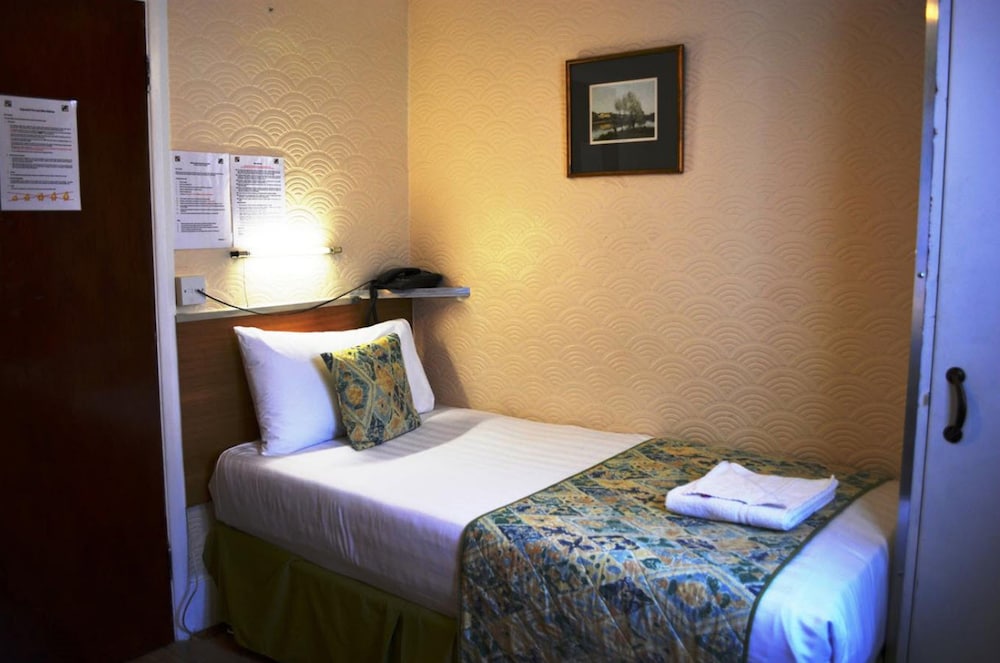 Falcon Hotel 18/50