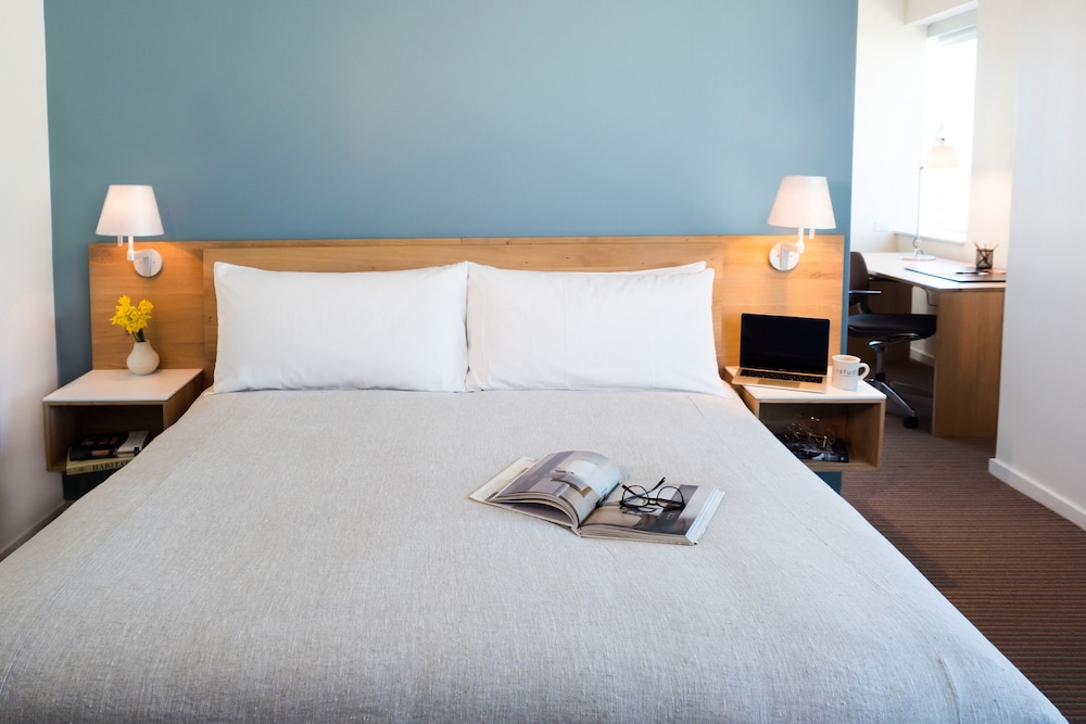 SIGNATURE, KING BED