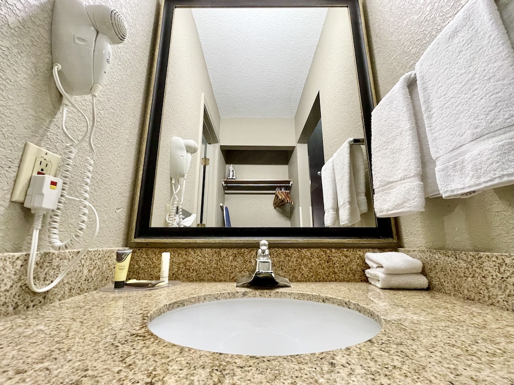 FairBridge Inn & Suites Fort Wayne 50/52