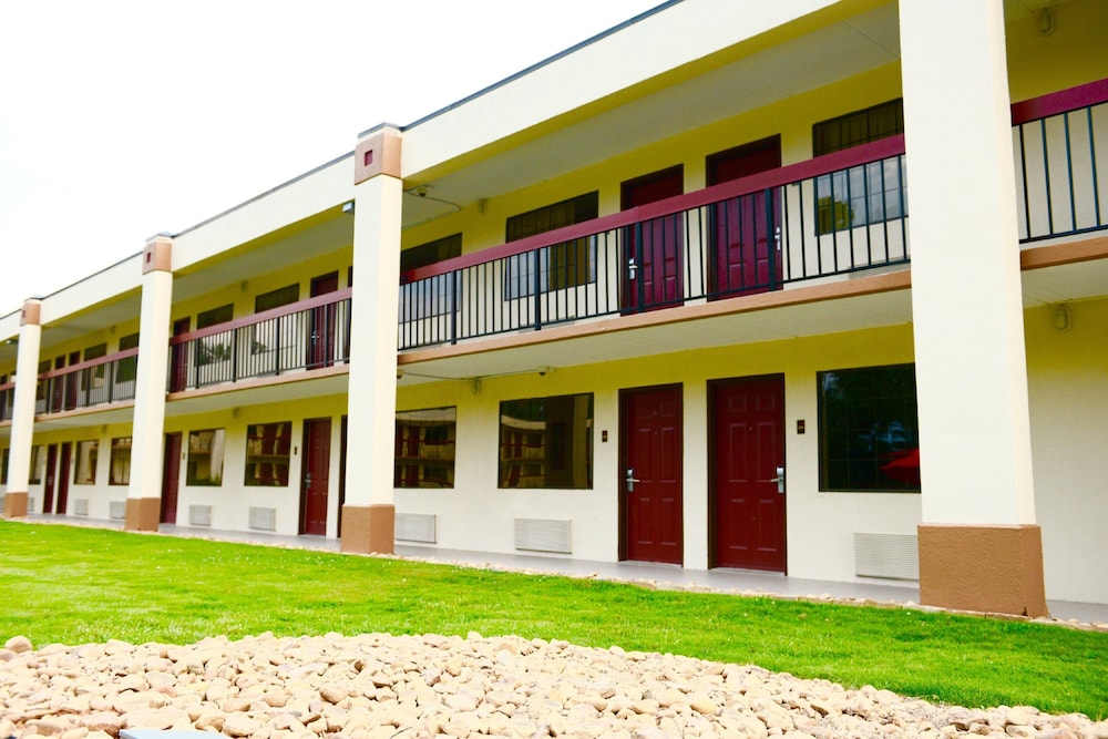 Red Roof Inn & Suites Commerce 7/33