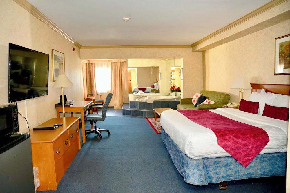 DELUXE, KING BED, SOFA, JETTED TUB