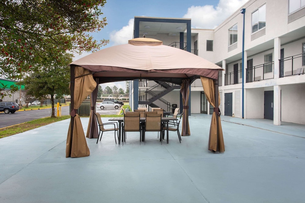 Clarion Pointe Charlotte 55/57