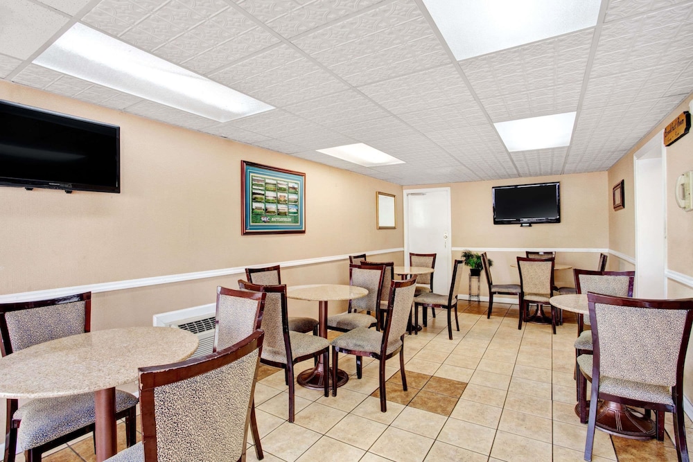 Days Inn by Wyndham Knoxville West 13/17