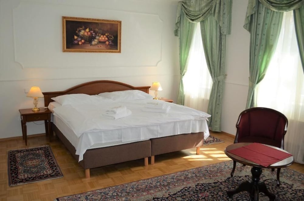Hotel Krasna Kralovna 7/24