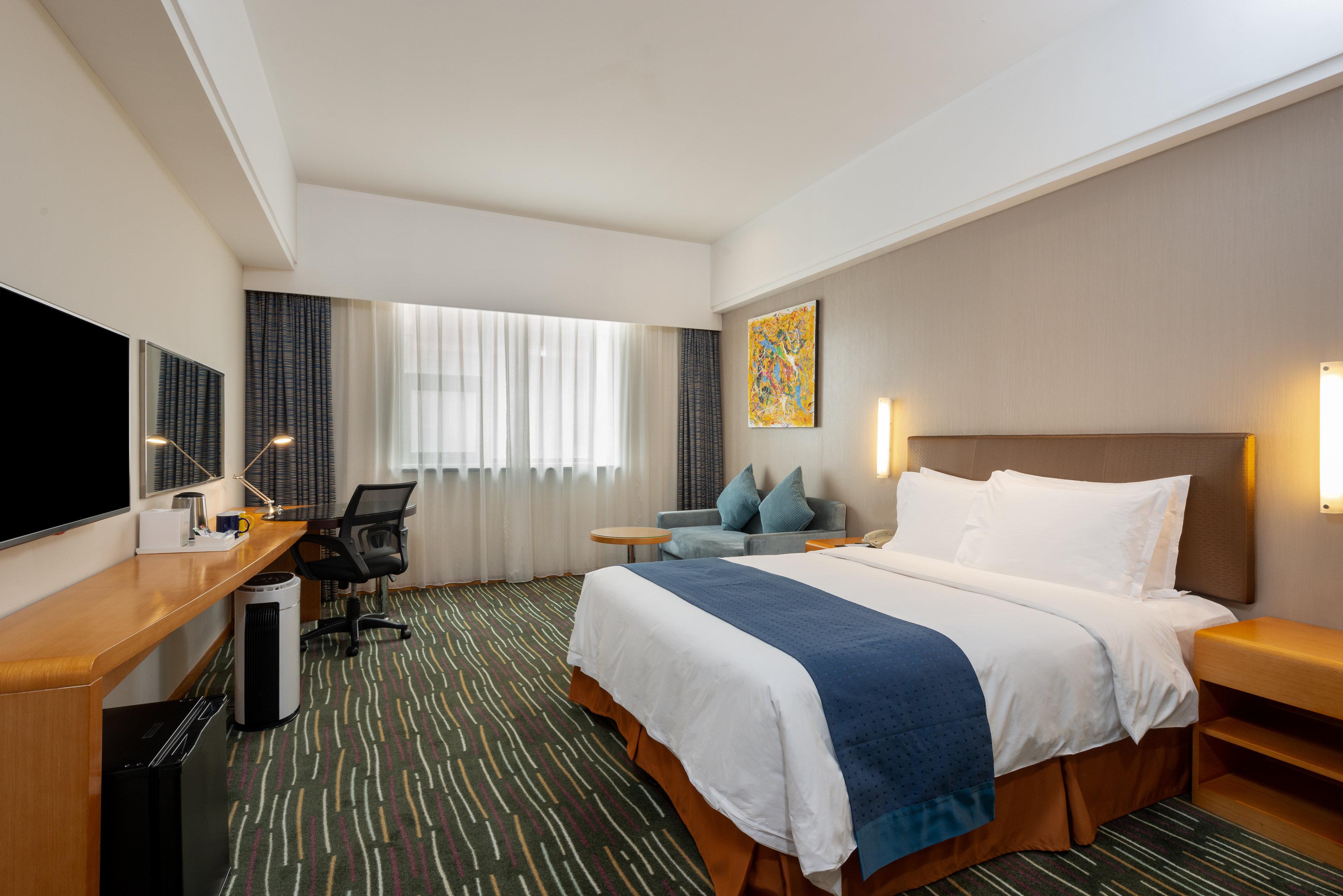 غرفة بسرير كوين