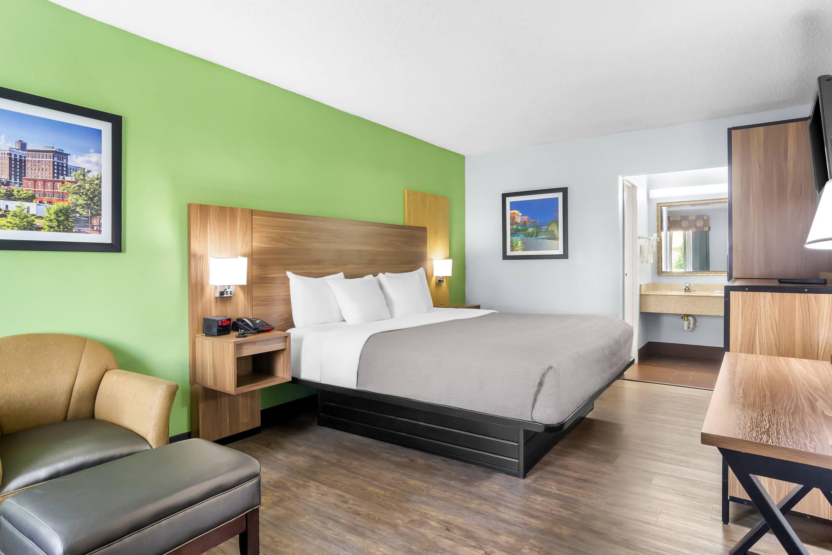 ROOM, KING BED, SMOKING