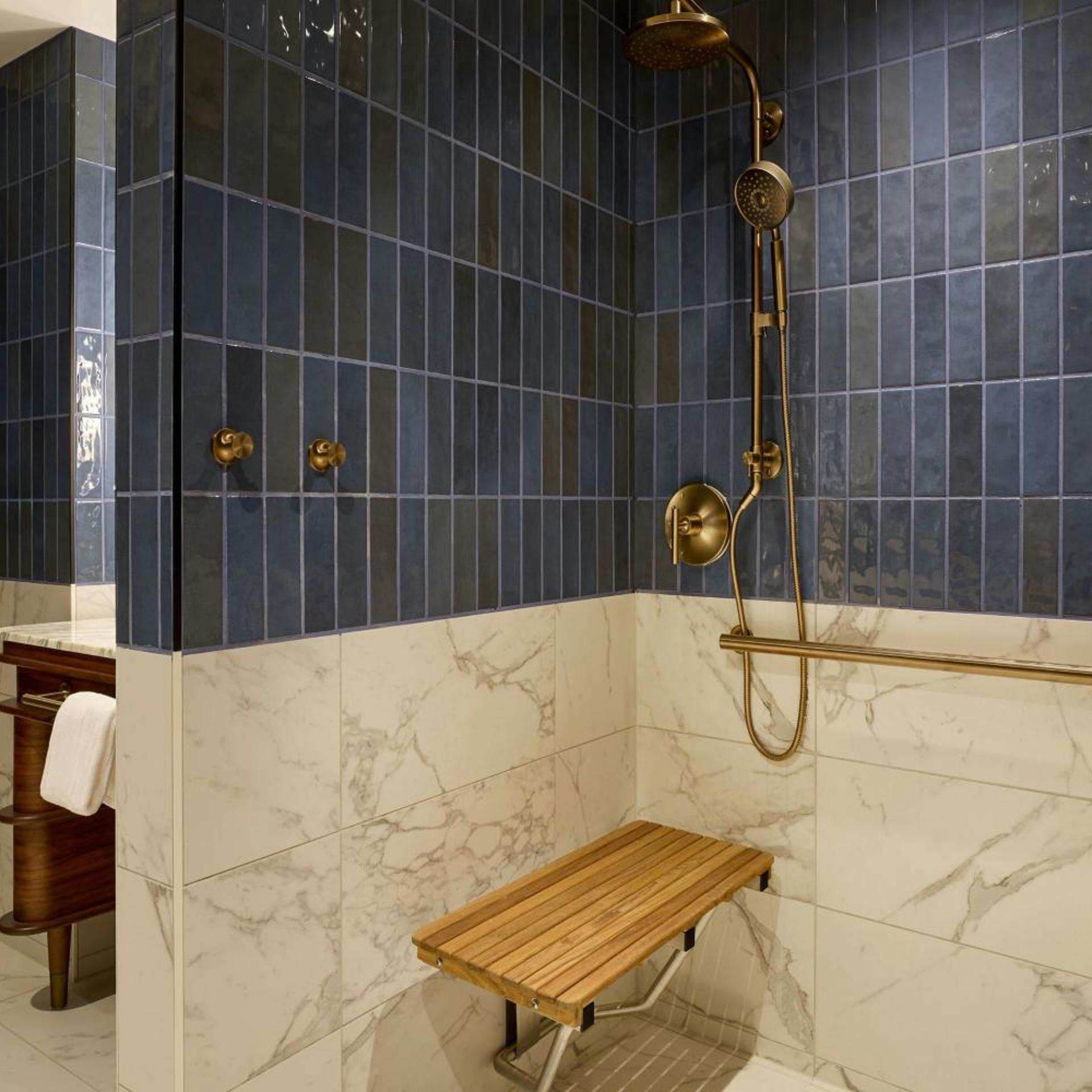 غرفة قياسية بسرير كينج وسريرين كوين لذوي الإعاقة، The Dearborn Inn A Marriott Hotel 6/7