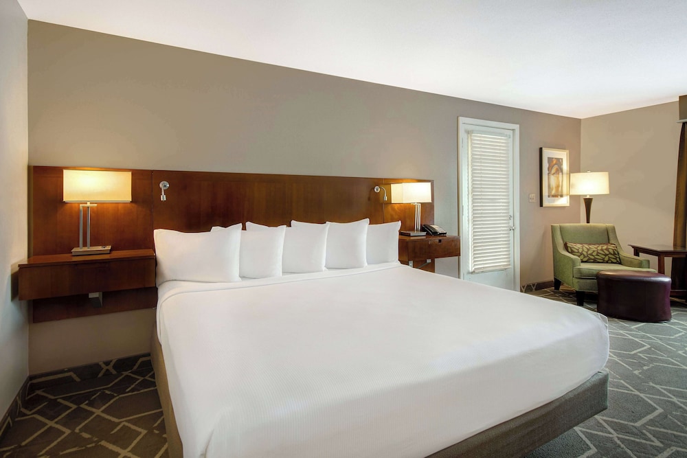 Deluxe, King Bed, Golf Course View