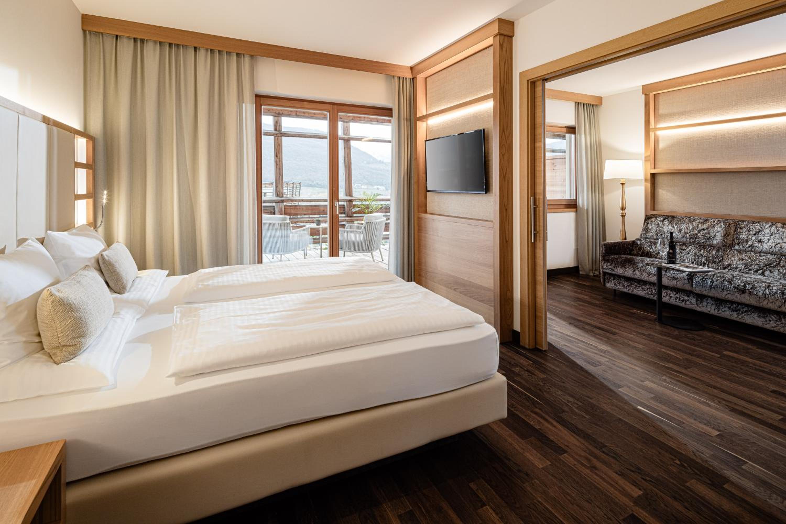 Suite, Lake View