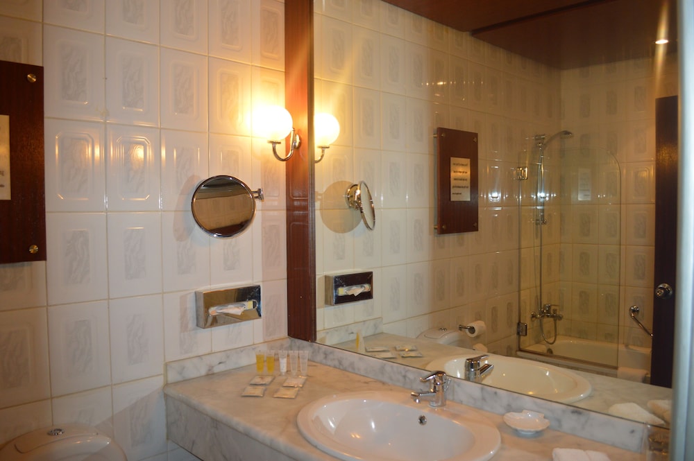 Century Park Hotel 37/38