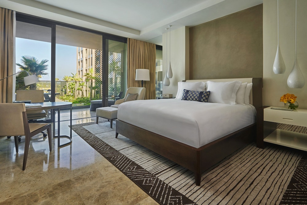 DELUXE, KING BED