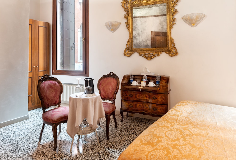Luxury Venetian Rooms 4/39