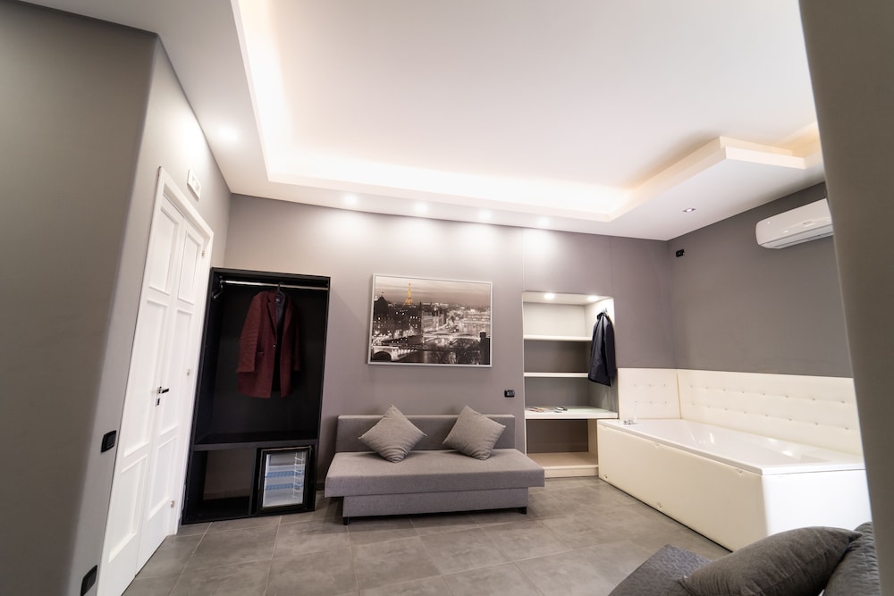 H. G. Boutique Toledo Napoli Centro 42/60