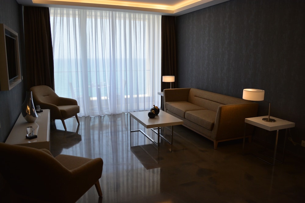 Lancaster Eden Bay Hotel, Beirut 40/65