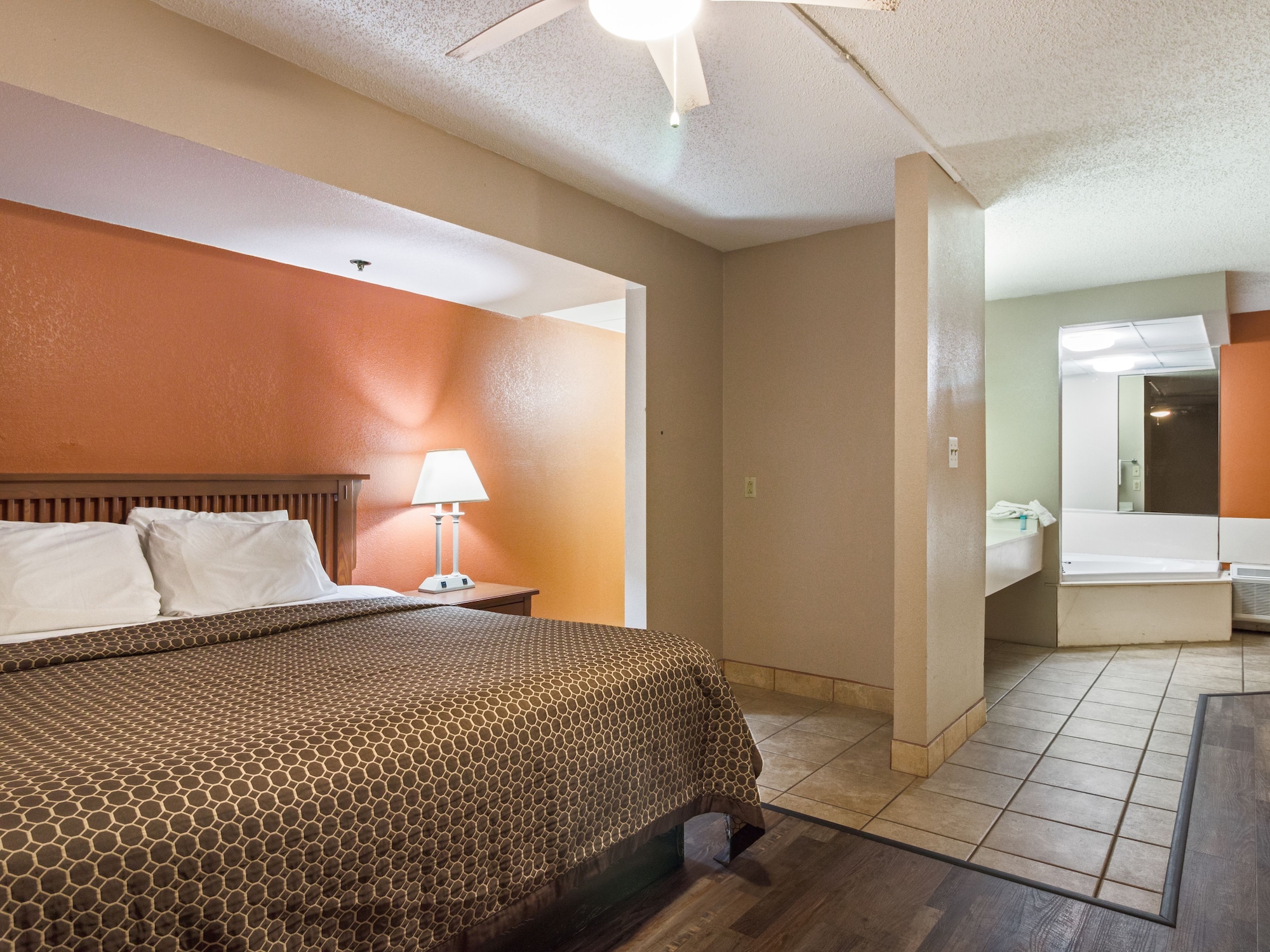 DELUXE, SUITE, KING BED, JETTED TUB