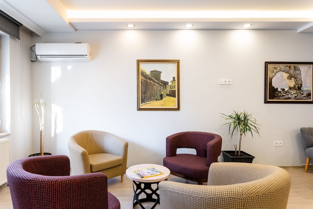 A Studio Apartment 38/62