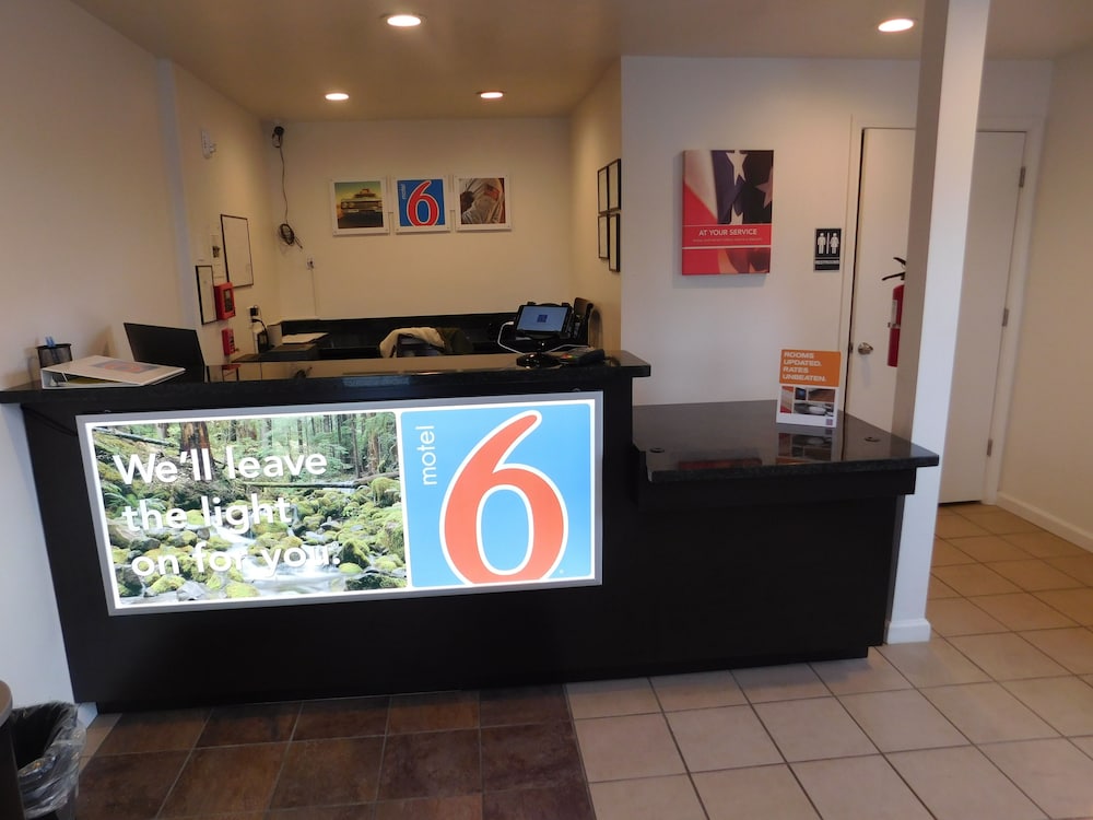 Lobby at Motel6 Burlington, WA, BURLINGTON - WA
