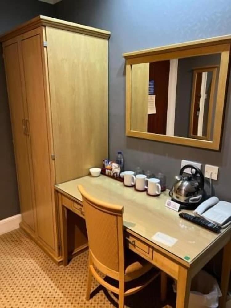 Caledonian Hotel 28/34